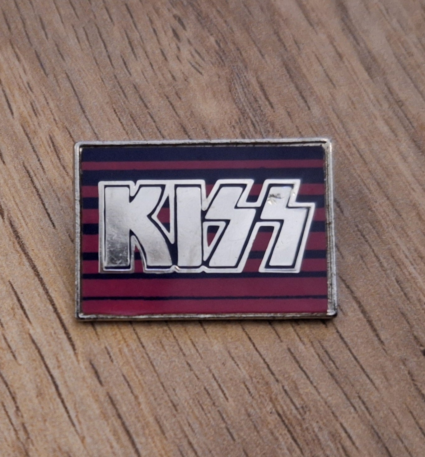 Kiss logo badge