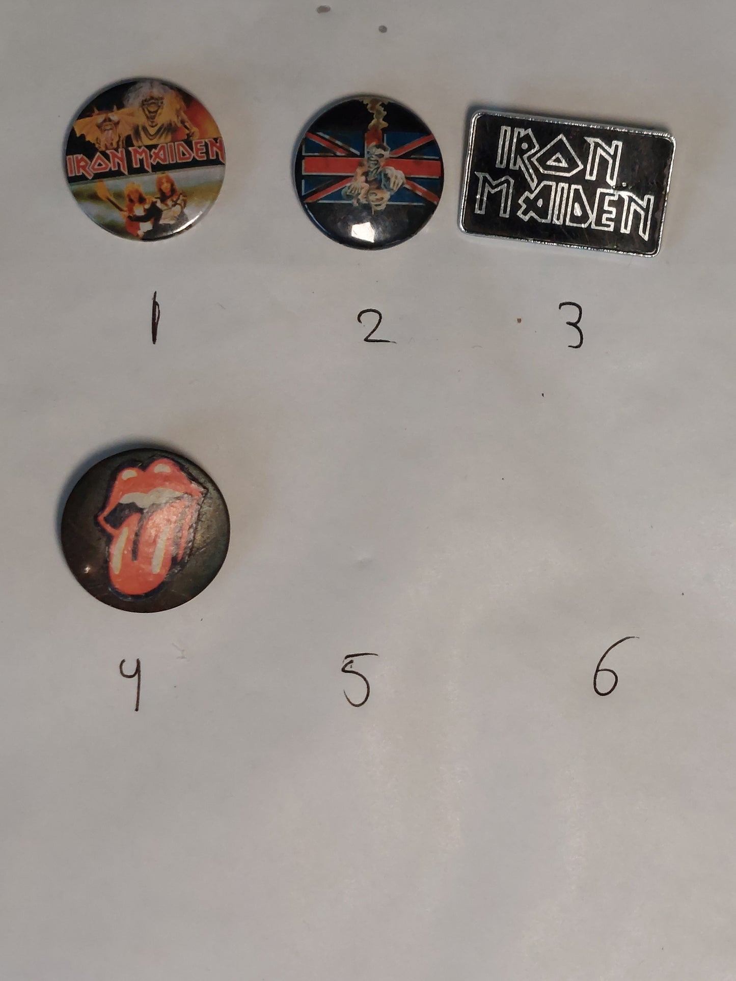 Buttons/pins 4