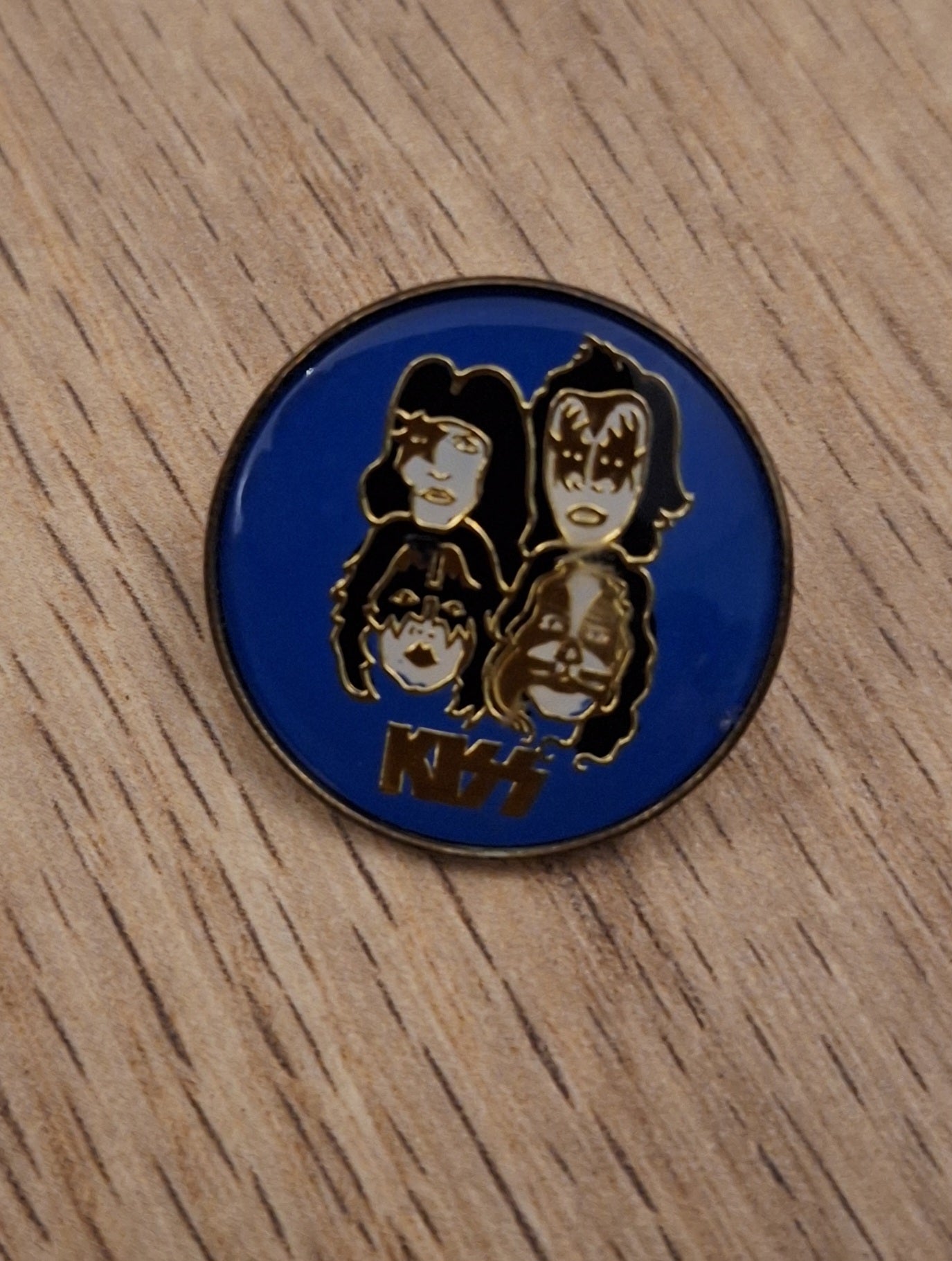 Kiss faces badge